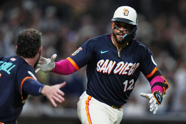 Luis Campusano, de los Padres de San Diego, festeja tras poner fin al deulo ante los Yankees de Nueva York con un cuadrangular, el viernes 4 de septiembre de 2026 (AP Foto/Gregory Bull)
