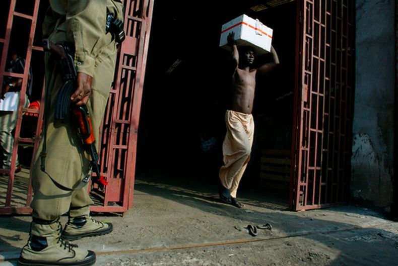 Un trabajador saca drogas confiscadas de un almacén en Lagos, Nigeria, el 15 de enero de 2003. (AP Foto/Saurabh Das, Archivo)