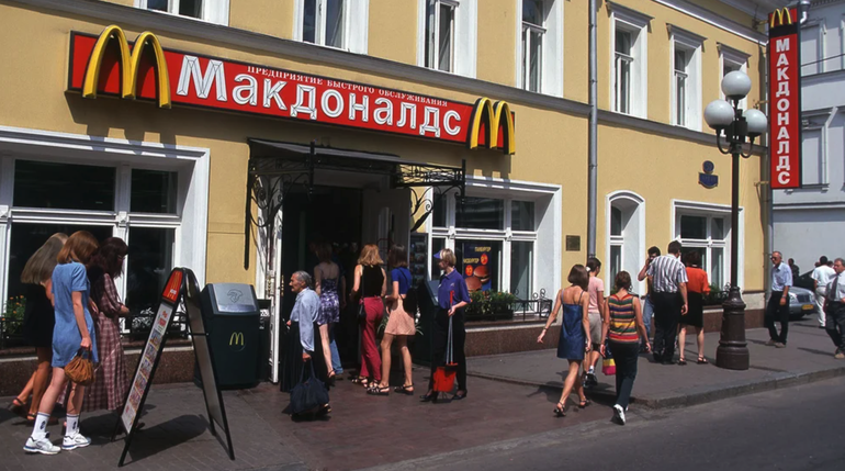 Starbucks, McDonalds y KFC anunciaron el cierre temporal de sus locales en Rusia
