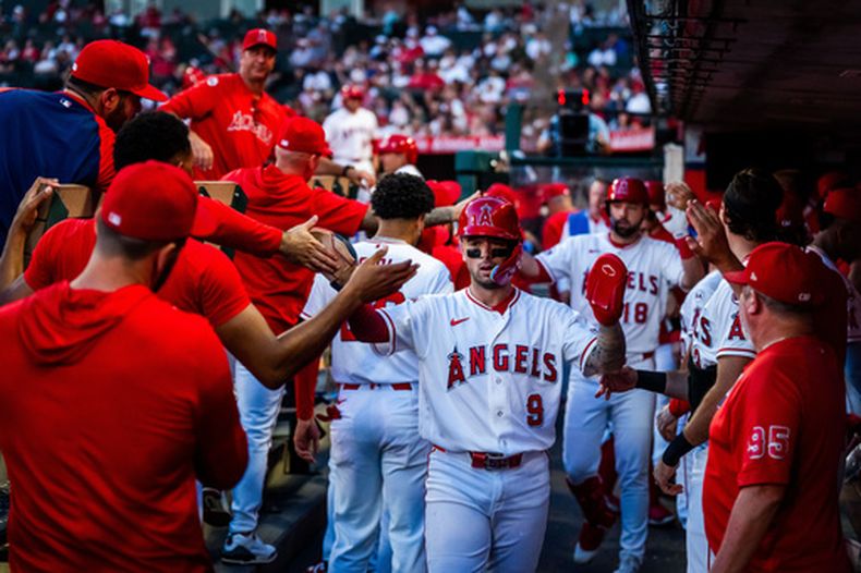 Zach Neto, campocorto de los Angelinos de Los Ángeles, festeja en la cueva tras anotar ante los Rangers de Texas el martes 11 de agosto de 2026 (AP Foto/Ethan Swope)