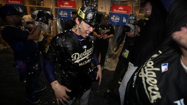 El japonés Yoshinobu Yamamoto, de los Dodgers de Los Ángeles, festeja la victoria en la serie divisional de la Liga Nacional ante los Padres de San Diego, el viernes 11 de octubre de 2024 (AP Foto/Ashley Landis)