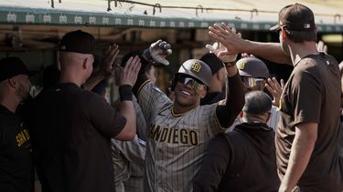 El dominicano Juan Soto de los Padres de San Diego celebra con sus compañeros tras pegar u grand slam en la octava entrada del juego ante los Atléticos de Oakland el domingo 17 de septiembre del 2023. (AP Foto/Godofredo A. Vásquez)