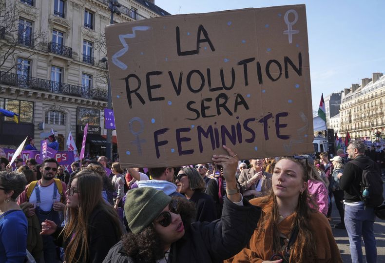 Mujeres participan en una marcha para conmemorar el Día Internacional de la Mujer en París, el sábado 8 de marzo de 2025. El letrero dice: La revolución será feminista. (AP Foto/Michel Euler)