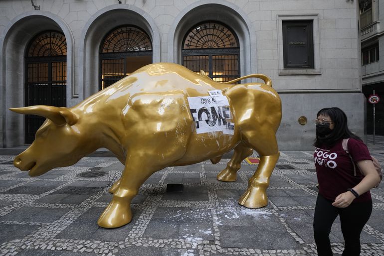 Retiran estatua de un toro afuera de la bolsa de Sao Paulo