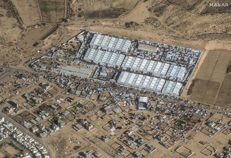 En esta imagen satelital de archivo, proporcionada por Maxar Technologies, muestra multitudes y albergues en un centro y un campamento de ayuda de la ONU, en Rafah, en el sur de la Franja de Gaza, el 3 de diciembre de 2023. Decenas de miles de palestinos en Gaza, muchos de los cuales ya han huido de los combates dos o tres veces, se encaminan ahora a la ciudad sureña de Rafah, en la frontera con Egipto. (Imagen satelital ©2023 Maxar Technologies vía AP, archivo)