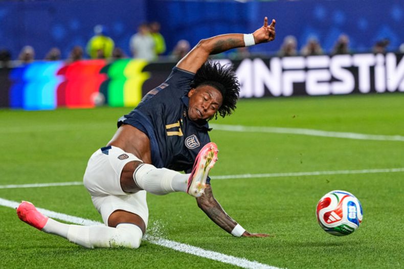 El ecuatoriano Angelo Preciado (17) despeja el balón durante el partido entre Ecuador y Costa de Marfil en el Mundial, el domingo 14 de junio de 2026, en Filadelfia. (AP Foto/Petr David Josek)