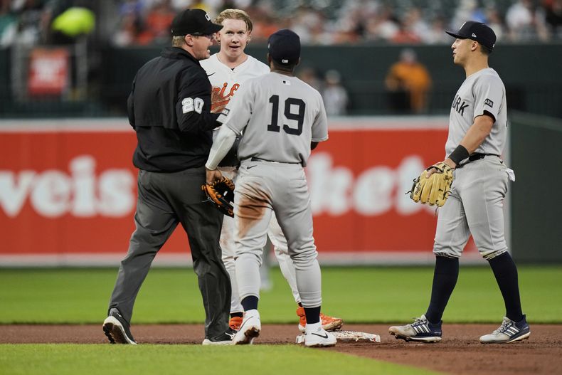Heston Kjerstad, de los Orioles de Baltimore, y el dominicano Pablo Reyes, de los Yankees de Nueva York, discuten durante el encuentro del miércoles 30 de abril de 2025 (AP Foto/Stephanie Scarbrough)
