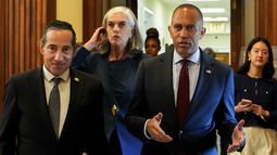 El líder de la minoría en la Cámara de Representantes, Hakeem Jeffries (derecha), abandona su oficina con el representante Jamie Raskin (izquierda) y la representante Katherine Clark (centro) poco después de hablar en el recinto de la cámara baja durante la votación final del proyecto de ley de recortes de impuestos y gastos del presidente Donald Trump, el jueves 3 de julio de 2025, en el Capitolio, Washington. (AP Foto/Julia Demaree Nikhinson)