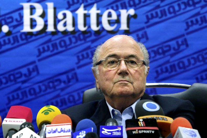 El presidente de la FIFA, Joseph Blatter, escucha una pregunta en una rueda de prensa el jueves, 7 de noviembre de 2013, en Teher&aacute;n, Ir&aacute;n. (AP Photo/Ebrahim Noroozi)