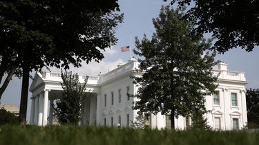Tras un mar de críticas, Trump reconoce servicios de McCain