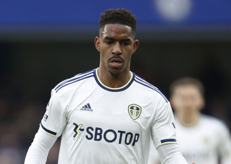 Junior Firpo, del Leeds United, disputa un balón con Raheem Sterling, del Chelsea, durante un partido de la Premier League inglesa entre ambos equipos en el estadio de Stamford Bridge, en Londres, el 4 de marzo de 2023. (AP Foto/David Cliff, archivo)