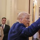 El presidente Donald Trump sale de un evento en la Sala Este de la Casa Blanca, el martes 8 de abril de 2025, en Washington. (AP Foto/Alex Brandon)