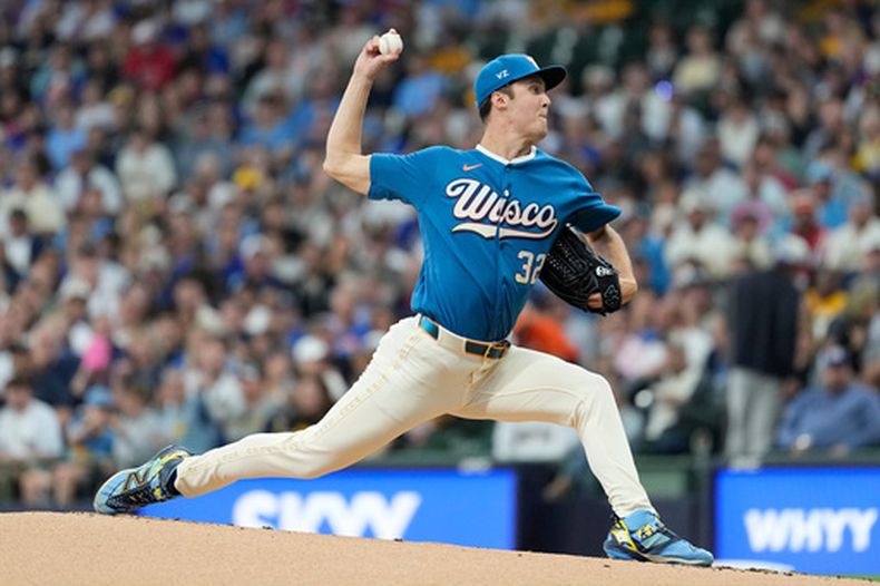 El lanzador de los Cerveceros de Milwaukee, Jacob Misiorowski, lanza durante la primera entrada de un partido de béisbol contra los Cachorros de Chicago, el viernes 26 de junio de 2026, en Milwaukee. (Foto AP/Aaron Gash)