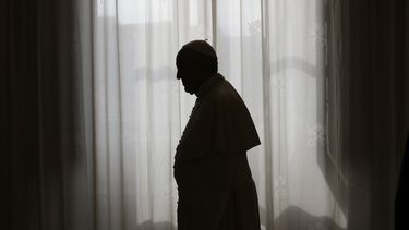 americateve | La silueta del papa Francisco puede apreciarse en esta imagen frente a una ventana en el Vaticano, el viernes 25 de octubre de 2013. El nuevo secretario de Estado de la Santa Sede, monse&ntilde;or Pietro Parolin, ha sido dado de alta luego de estar hospit
