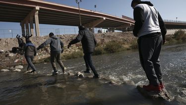 Estados recurren a Corte Suprema para mantener Título 42