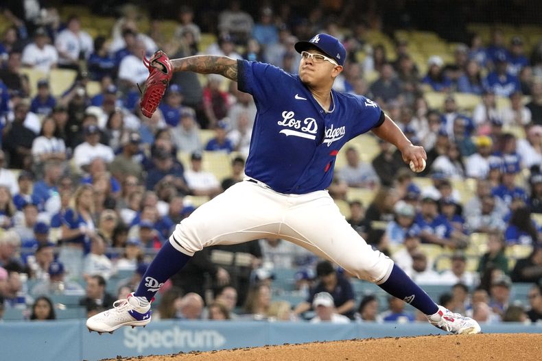 El abridor de los Dodgers de Los Ángeles Julio Urías lanza en la primera entrada del encuentro ante los Piratas de Pittsburgh el jueves 6 de julio del 2023. (AP Foto/Mark J. Terrill)