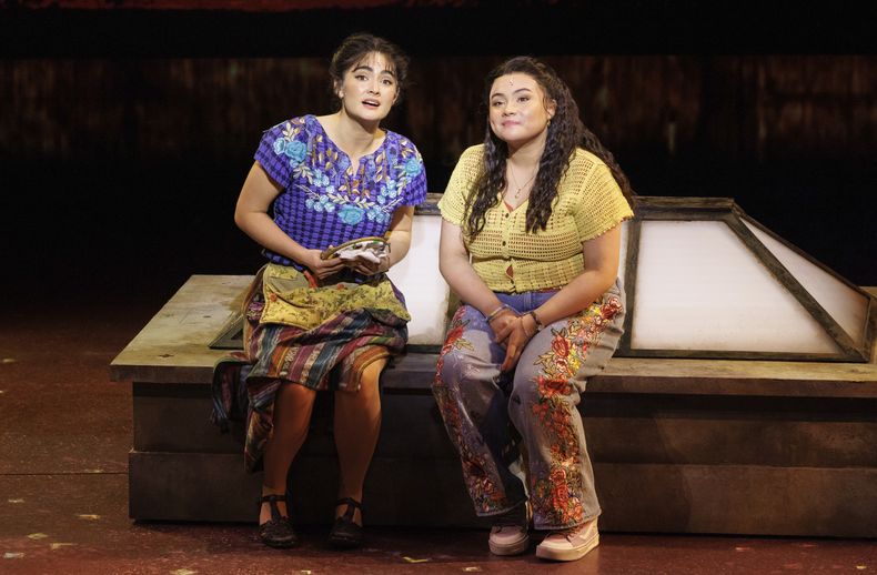 Aline Mayagoitia, a la izquierda, y Tatianna Córdoba durante un ensayo para la producción de Broadway de Real Women Have Curves el viernes 28 de marzo de 2025, en Nueva York. (Foto CJ Rivera/Invision/AP)