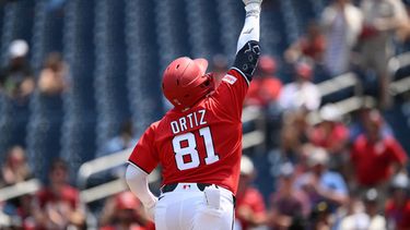 Abimelec Ortiz, de los Nacionales de Washington, celebra su cuadrangular solitario durante la tercera entrada de un partido de béisbol contra los Rojos de Cincinnati, el domingo 9 de agosto de 2026, en Washington. (Foto AP/Nick Wass)