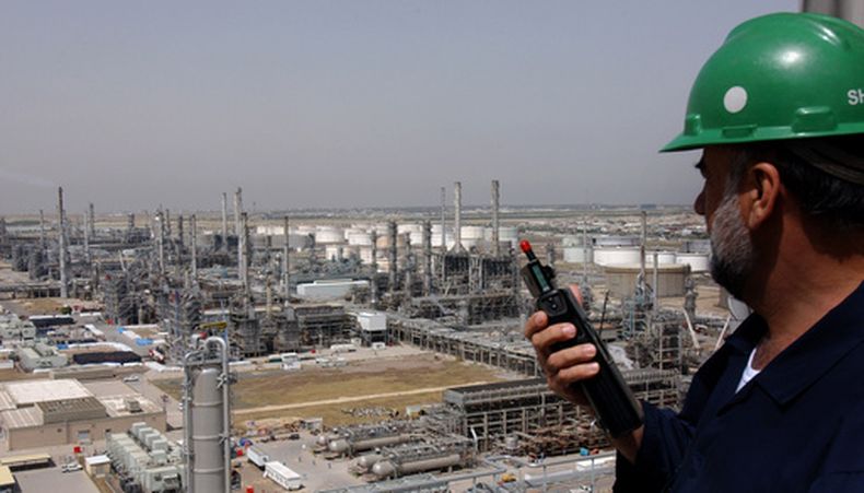 La Refinería Mina Abdulah al sur de Ciudad Kuwait en abril del 2005. (AP foto/Gustavo Ferrari)