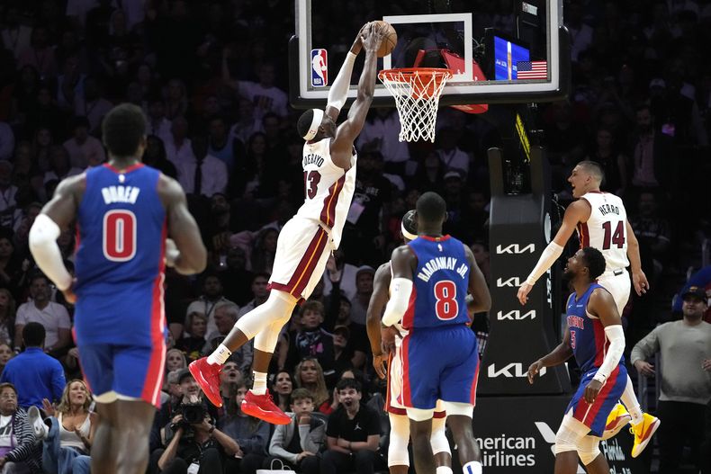 Bam Adebayo (13), del Heat de Miami, retaca el balón en el aro durante la primera mitad del juego de baloncesto de la NBA en contra de los Pistons de Detroit, el lunes 28 de octubre de 2024, en Miami. (AP Foto/Lynne Sladky)