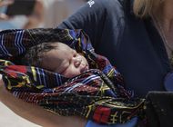 migrante eritrea da a luz a bebe en isla desierta de grecia