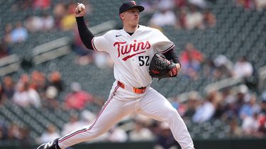 Zebby Matthews de los Mellizos de Minnesota lanza contra los Marlins de Miami, el jueves 14 de mayo de 2026, en Minneapolis. (AP Foto/Abbie Parr)