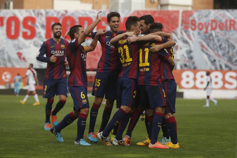 JUgadores del Barcelona celebran un gol anotado por Lionel Messi (dercha) en el partido contra el Rayo Vallecano el s&aacute;bado 4 de octubre de 2014. (Foto de AP/Andres Kudacki)