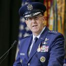 ARCHIVO - El general de la Fuerza Aérea John Hyten habla durante una ceremonia de cambio de comando en Nebraska, el 18 de noviembre de 2019. (AP Foto/Nati Harnik, archivo)