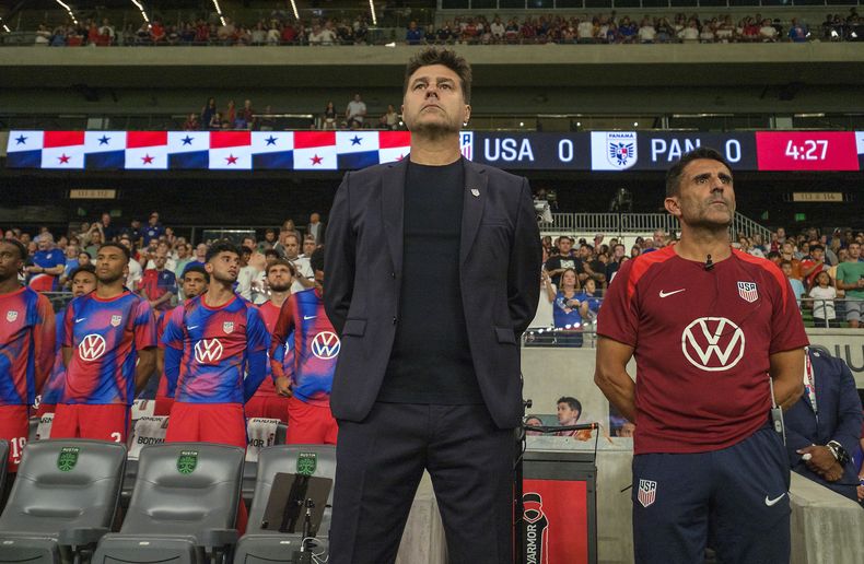 Mauricio Pochettino (centro), seleccionador de Estados Unidos, y su primer asistente, Jesús Pérez, derecha, durante la ceremonia de himnos nacionales previos al partido amistoso de fútbol contra Panamá, el sábado 12 de octubre de 2024, en Austin, Texas. (AP Foto/Rodolfo González)