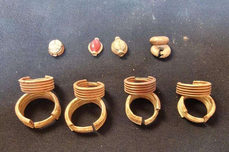 Foto entregada por el Ministerio de Turismo y Antigüedades de Egipto que muestra artefactos recién descubiertos en el distrito Ehnasiya de Beni Suef, Egipto, el 31 de mayo del 2026. (Ministerio de Turismo y Antigüedades de Egipto via AP)