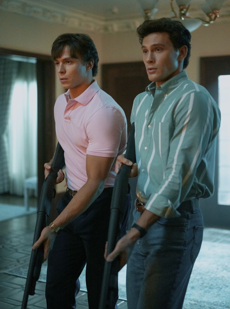 Esta imagen difundida por Netflix muestra a Cooper Koch como Erik Menéndez, derecha, y Nicholas Chávez como Lyle Menéndez en una escena de Monsters: The Lyle And Erik Menendez Story. (Miles Crist/Netflix vía AP)