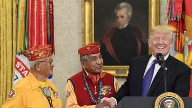 Familias de veteranos navajo fustigan a Trump