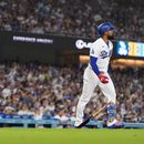 El dominicano Teoscar Hernández, de los Dodgers de Los Ángeles, avanza a primera, al conectar un jonrón solitario frente a los Marineros de Seattle, el jueves 30 de julio de 2027 (AP Foto/Mark J. Terrill)