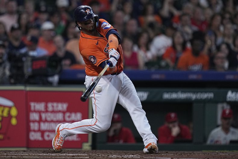 Martin Maldonado, de los Astros de Houston, pega doble productor durante la segunda entrada del juego de béisbol en contra de los Filis de Filadelfia, el domingo 30 de abril de 2023, en Houston. (AP Foto/Kevin M. Cox)