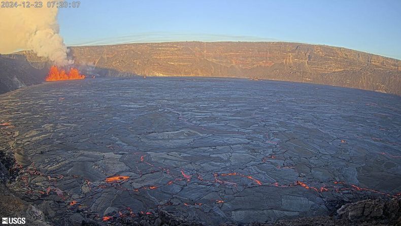 En esta foto aérea proporcionada por el Servicio Geológico de EEUU, se produce una erupción en la cima del volcán Kilauea, en Hawái, el lunes 23 de diciembre de 2024. (Foto, USGS vía AP)