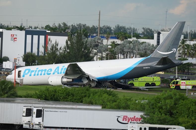 Un avión de carga de Amazon luego de despistarse el domingo 6 de septiembre de 2026, en el Aeropuerto Internacional de Miami. (AP Foto/Lynne Sladky)