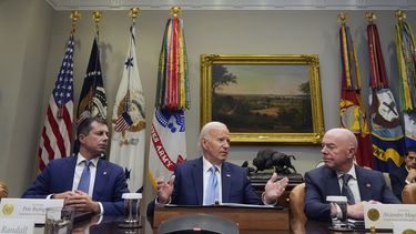El presidente Joe Biden habla durante una sesión informativa sobre la respuesta del gobierno al huracán Helene en la Sala Roosevelt de la Casa Blanca en Washington, el martes 1 de octubre de 2024, mientras el secretario de Transporte Pete Buttigieg, a la izquierda, y el secretario de Seguridad Nacional Alejandro Mayorkas, a la derecha, observan. (AP Foto/Mark Schiefelbein)