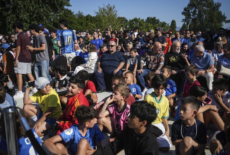 Gente espera para ver el trofeo de la Copa Mundial de la FIFA en el Centro Cultural Italiano en Vancouver, Columbia Británica, el martes 26 de agosto de 2025. (Darryl Dyck/The Canadian Press vía AP)