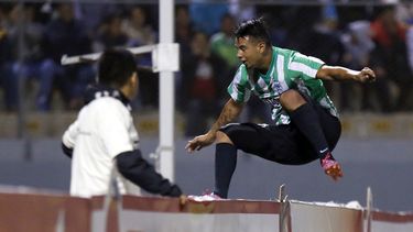 americateve | Edwin Cardona, del Atl&eacute;tico Nacional de Colombia, celebra su gol frente a C&eacute;sar Vallejo de Per&uacute;, durante la vuelta de los cuartos de final de la Copa Sudamericana, el mi&eacute;rcoles 5 de noviembre de 2014, en Trujillo (AP Foto/Luka
