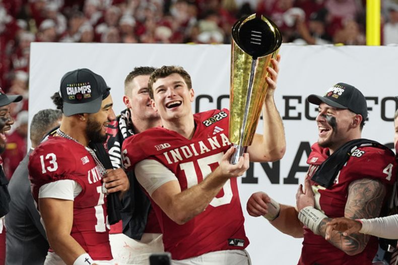 ARCHIVO - Fernando Mendoza, quarterback de Indiana, sostiene el trofeo después de que Indiana venciera a Miami en el Juego de Campeonato de fútbol americano universitario, el 19 de enero de 2026, en Miami Gardens, Florida. (AP Foto/Lynne Sladky, Archivo)
