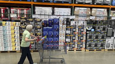 Una compradora revisa bienes en exhibición en un almacén de Costco el miércoles 21 de mayo de 2025, en Lone Tree, Colorado. (AP Foto/David Zalubowski)