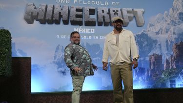Jack Black, izquierda, y Jason Momoa posan durante una sesión de fotos para la promoción de la película A Minecraft Movie en la Ciudad de México, el viernes 21 de marzo de 2025. (Foto AP/Marco Ugarte)