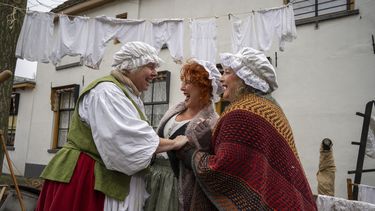 Personas con disfraces de la Inglaterra del siglo XIX, época en la que vivió Charles Dickens, participan en un festival dedicado al autor, en Deventer, Holanda, el sábado 14 de diciembre de 2024. (AP Foto/Peter Dejong)