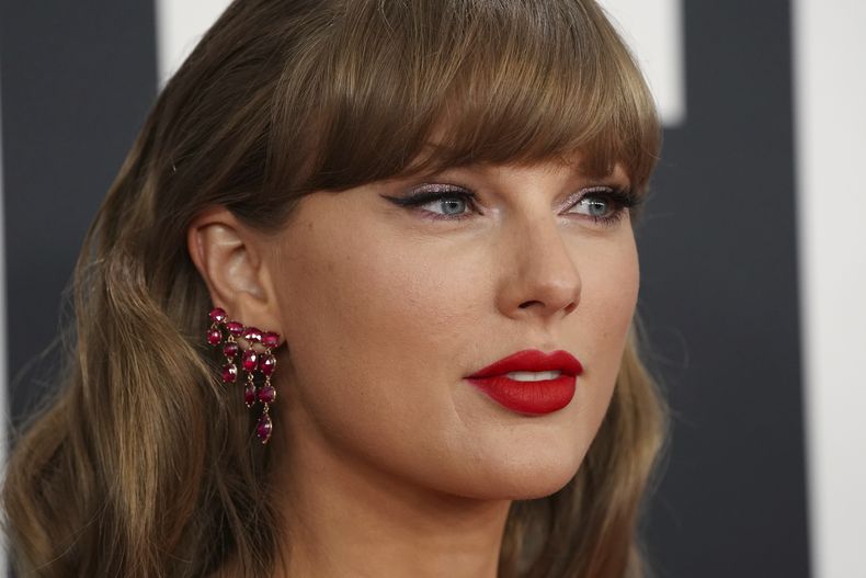 Taylor Swift llega a la 67ª entrega anual de los Grammy el domingo 2 de febrero de 2025 en Los Ángeles. (Foto Jordan Strauss/Invision/AP)