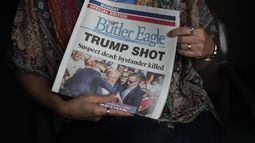 Donna Sybert, editora gerente del periódico Butler Eagle, sostiene una edición especial de su publicación durante una entrevista con The Associated Press el miércoles 17 de julio de 2024 en Butler, Pensilvania. (AP Foto/Matt Slocum)