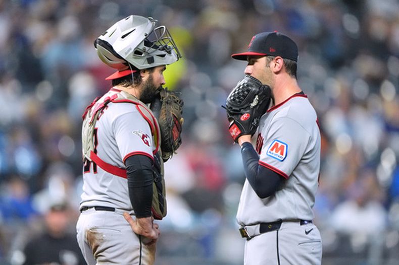 El receptor de los Guardianes de Cleveland, Austin Hedges (izquierda), y el lanzador abridor Gavin Williams se reúnen en el montículo durante la cuarta entrada de un partido de béisbol contra los Reales de Kansas City, el 25 de septiembre de 2026, en Kansas City, Misuri. (Foto AP/Charlie Riedel)