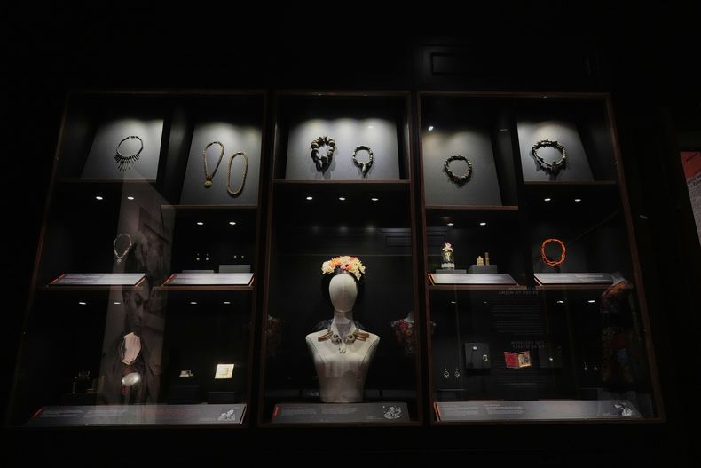 Joyas y otros objetos que pertenecieron a la familia de Frida Kahlo se exhiben en el nuevo museo Casa Kahlo, una casa comprada por el padre de Kahlo después de regalarle la icónica Casa Azul a su hija como regalo de bodas, en la Ciudad de México, el miércoles 10 de septiembre de 2025. (Foto AP/Eduardo Verdugo)