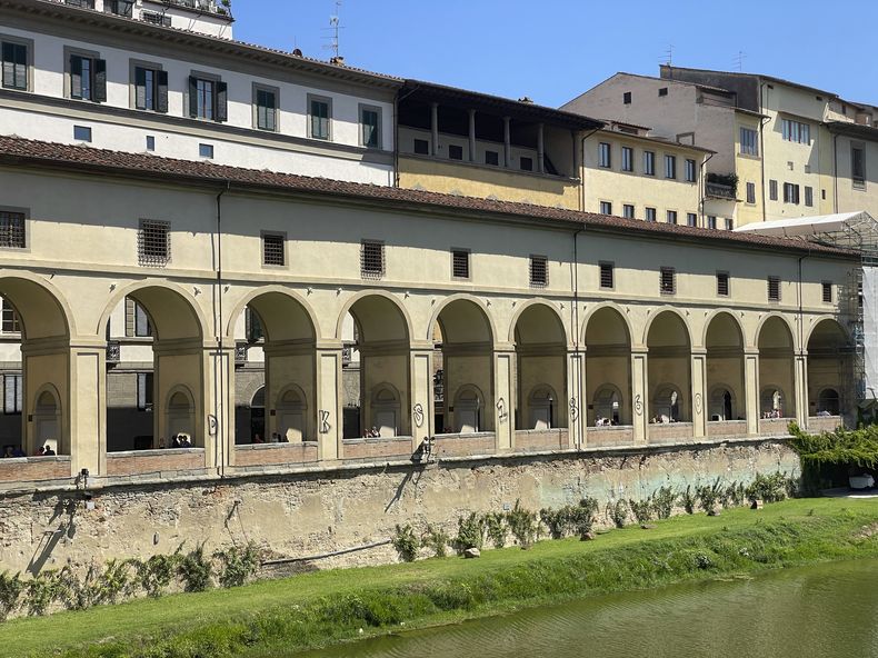 En esta foto distribuida por las Galerías Uffizi el miércoles 23 de agosto de 2023, se ven siete columnas del Corridoio Vasariano en Florencia pintadas con grafitis. (Gallerie degli Uffizi via AP)