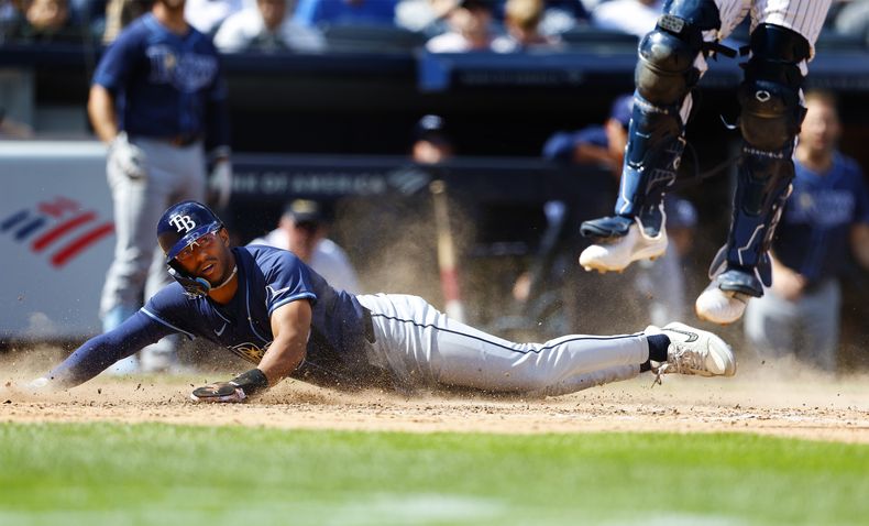 Richie Palacios de los Rays de Tampa Bay anota en la décima entrada del juego ante los Yankees de Nueva York el sábado 20 de abril del 2024. (AP Foto/Noah K. Murray)