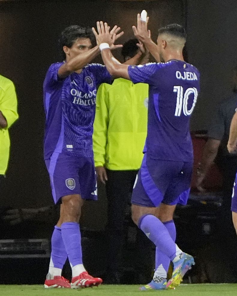 El colombiano Martín Ojeda festeja con el argentino Ramiro Enrique, su compañero en el Orlando City, tras anotar ante Charlotte el miércoles 14 de mayo de 2025 (AP Foto/John Raoux)